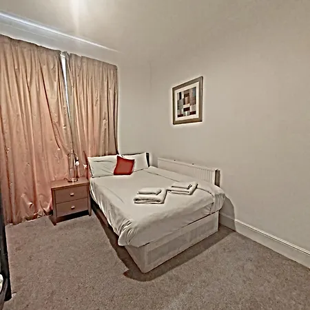 Larger Groups Apartment Close To Excel Canarywharf 02 With Parking